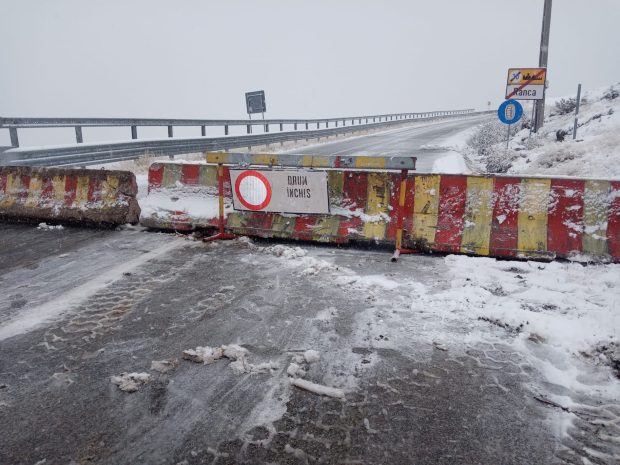 Ninsoare abundentă pe Transalpina, drumul a fost închis: cod portocaliu de viscol și vânt puternic