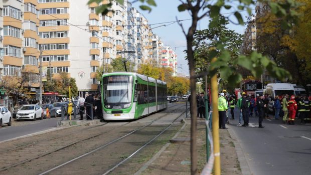 Traseu deviat pentru mai multe tramvaie și autobuze, după explozia de la blocul din București. Anunțul STB