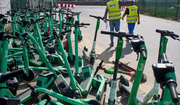 Trotinete și biciclete electrice, conduse doar cu permis. Proiectul de lege este în dezbatere în Parlament