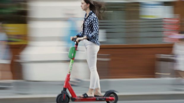 Asigurarea RCA devine obligatorie pentru trotinete și biciclete electrice: legea merge la promulgare