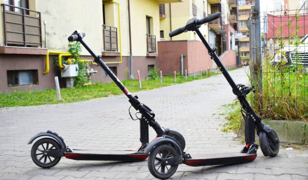 Cum au rămas doi copii din Cluj fără trotinete: „Au venit cu cagulele pe cap și i-au amenințat cu cuțitul”