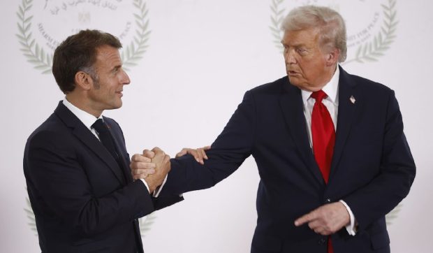 Amenințarea în 5 cuvinte a lui Donald Trump la adresa lui Emmanuel Macron, în timp ce-și strângeau mâna în Egipt, dezvăluită de un cititor pe buze