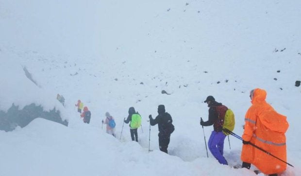 Clipe de coșmar pe Muntele Everest: aproape 1.000 de turiști blocați în zăpadă la peste 4.000 de metri altitudine | VIDEO