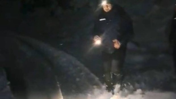 Turişti din Polonia, salvaţi de jandarmi, după 5 ore. Rămăseseră blocaţi în zona montană la limita judeţelor Hunedoara – Vâlcea – Alba | VIDEO