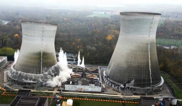 Momentul în care au fost demolate două turnuri ale unei centrale nucleare în Germania: 56.000 de tone de beton s-au prăbușit în câteva secunde