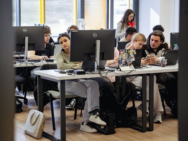 Clădirile unde rectorul Daniel David și primarul Emil Boc s-au înțeles să trimită studenții la Mate-Info din Cluj nu au autorizație ISU ca unități de învățământ: „Ne-au spus că suntem generație de sacrificiu!”