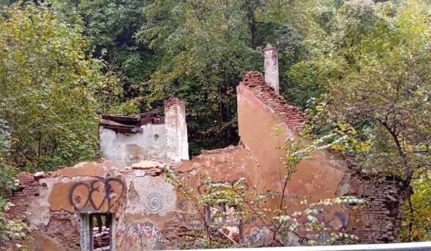 S-a prăbușit locul unei legende: Primăria Brașov n-a putut să salveze zidul vechiului han de la Pietrele lui Solomon