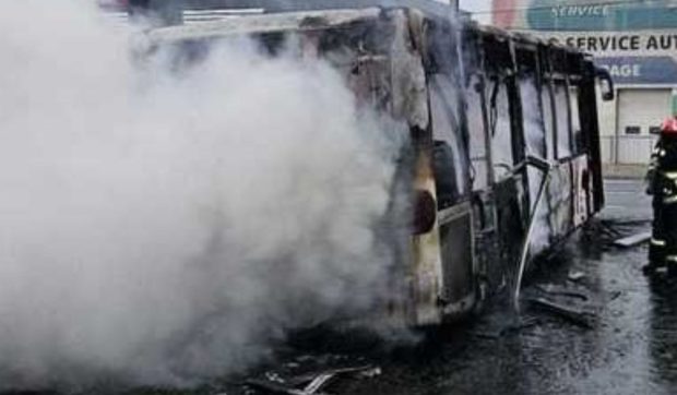 Un autobuz s-a făcut scrum la Brăila. Pompierii intervin cu 4 autospeciale de stingere