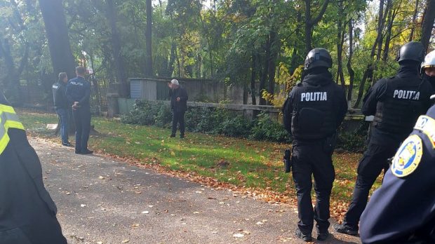 Un bărbat aflat pe Șoseaua Kiseleff din București s-a stropit cu benzină și a amenințat că își dă foc. Polițiștii au intervenit la timp