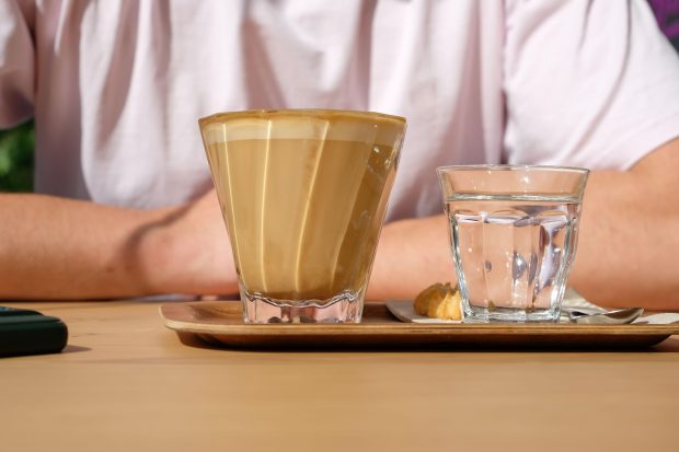 Motivul pentru care unele cafenele oferă clienților un pahar de apă atunci când comandă o cafea