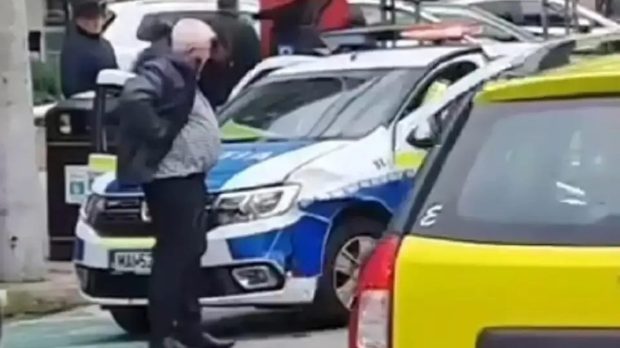 Un pensionar din Suceava a lovit o mașină de poliție care se afla în misiune și se îndrepta către un alt accident