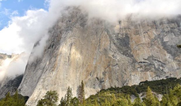 Un tânăr alpinist a murit după ce a căzut în gol de pe vârful El Capitan din SUA. Escalada sa era transmisă live pe TikTok