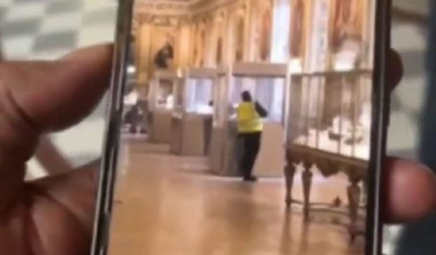 Primele imagini cu jaful de la Luvru. Unul dintre hoți, filmat când taie geamul vitrinei din Galeria Apollon
