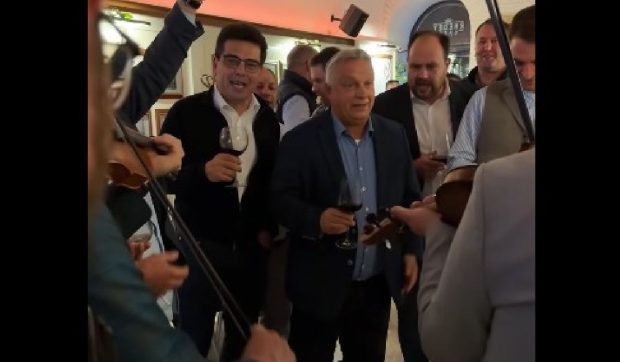 Viktor Orban, cu un pahar în mână, cântă într-un local din Cluj: „Nu plecăm de aici”. Ce a sărbătorit premierul maghiar