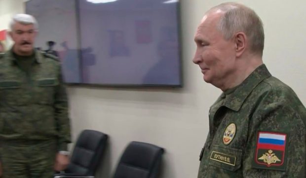 Putin s-a îmbrăcat în uniformă de comandant suprem și apoi s-a lăudat că are o nouă rachetă nucleară cu rază nelimitată de acțiune: „Am reușit să-i informăm pe colegii americani”