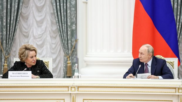 Vladimir Putin le-a trasat rusoaicelor o „normă” de copii și le-a transmis să nu amâne momentul să devină mame: „Familiile de țărani aveau câte zece membri”