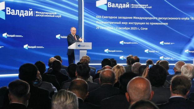 Putin grozi in obtožuje Zahod, medtem ko zavrača očitke o napadih na jedrsko elektrarno