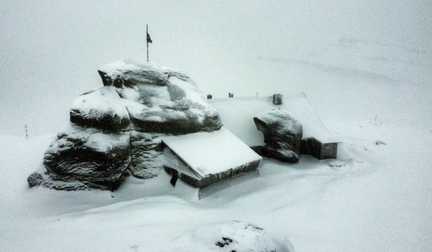 Zăpadă de 41 de centimetri la Vârful Omu, de 23 de centimetri la Vârful Țarcu și 15 centimetri la Bâlea-Lac. Există risc de avalanșe