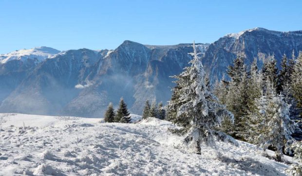 Avertizare meteo ANM. Cod portocaliu de ploi de până la 90 l/mp și ninsori abundente cu strat chiar și de 40 de centimetri