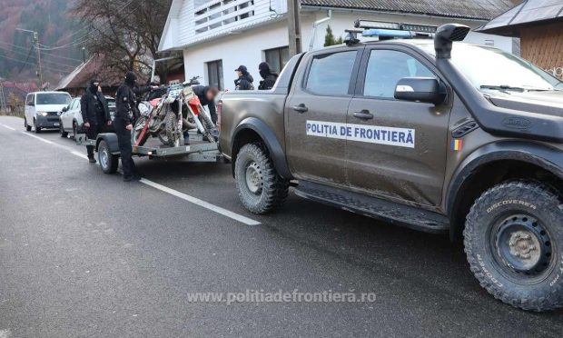 Doi fraţi români, prinși că aduceau ucraineni prin munţi, cu motociclete enduro. Cât au plătit fugarii