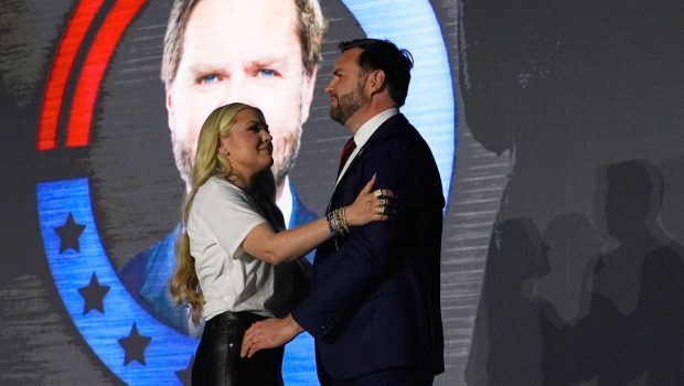 Erika Kirk, noua forță a dreptei americane: văduva lui Charlie Kirk îl propulsează pe JD Vance în cursa pentru Casa Albă