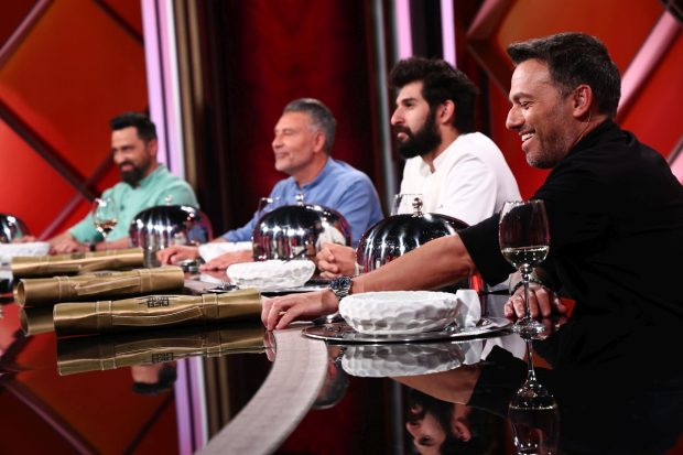 Imagine Stire Chefi la cuțite, 19 noiembrie 2025. Are loc un moment spectaculos cu trei din cei patru jurați ai show-ului culinar de la Antena 1 | 2review.ro