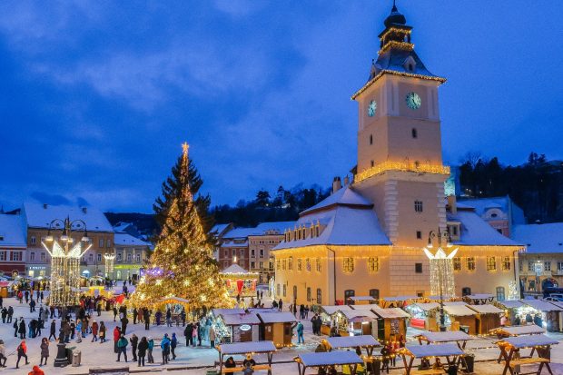 Târgul de Crăciun Brașov 2025. Produse autentice și tradiționale, într-un decor spectaculos, cu un brad natural de 25 de metri în Piața Sfatului