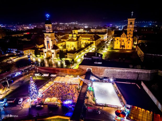 Târgul de Crăciun Alba Iulia 2025. Cetatea Alba Carolina se transformă: vin și bere germană cu mâncare românească + al doilea eveniment în oraș