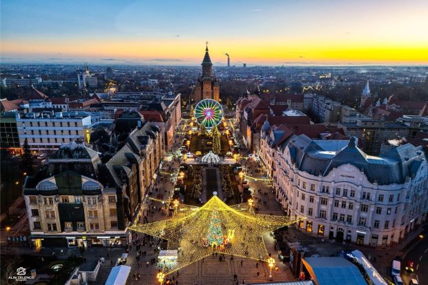 Târgul de Crăciun Timișoara 2025. Spectacol gastronomic: de la cozonac, kurtos, plăcinte și langoși la mici, cârnați, ciolan și fripturi