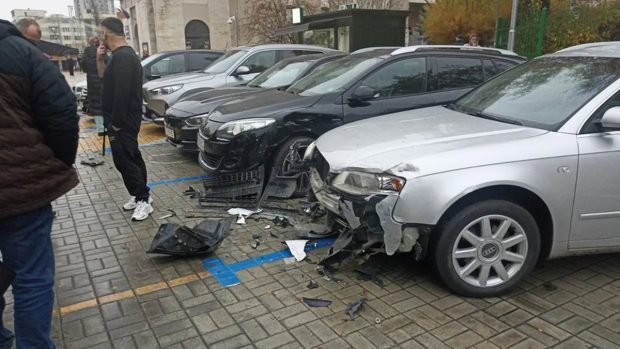 O șoferiță a provocat un accident în Pitești, lovind trei mașini și zidul teatrului