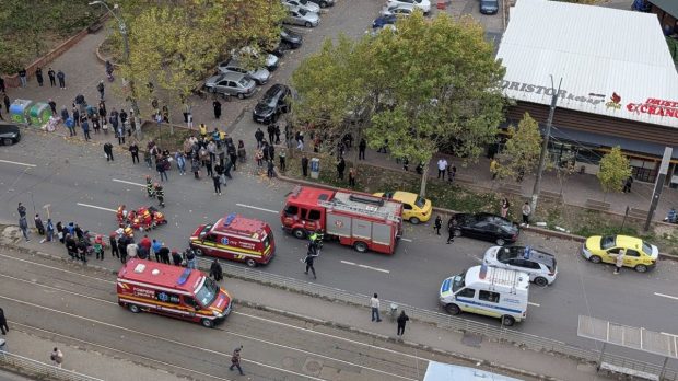 Femeie resuscitată în intersecția de la Dristor din București, după ce a fost izbită de un cablu de tramvai smuls de un camion