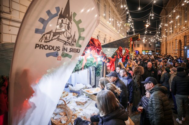 Cât a ajuns să coste un singur cartof la Târgul de Crăciun Sibiu 2025? Din supermarket îți cumperi peste 20 de kilograme!