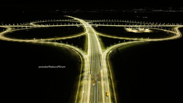 Nodul rutier de la Spătaru, filmat noaptea. Imagini ca-n Occident pe cel mai recent sector de autostradă inaugurat în România
