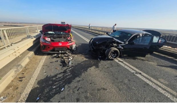 Un șofer cu BMW a lovit o ambulanță privată care transporta doi pacienți, lângă Timișoara