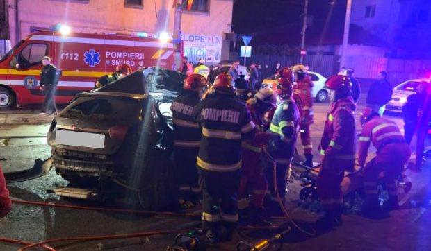 O șoferiță de 21 de ani a intrat cu mașina în stâlp, pe Calea Ferentari din București. Prietena ei aflată în dreapta a murit pe loc