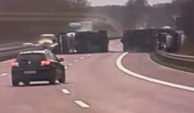 Mașini de 500.000 de euro, fără șoferi, au fost distruse într-un singur accident, pe autostrada A9 din Germania