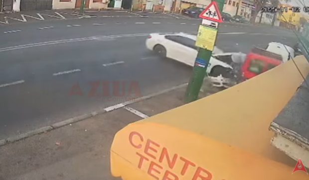 Un tânăr polițist s-a urcat beat la volan, a izbit o mașină în care erau trei femei și a fugit de la locul faptei, în Constanța | VIDEO