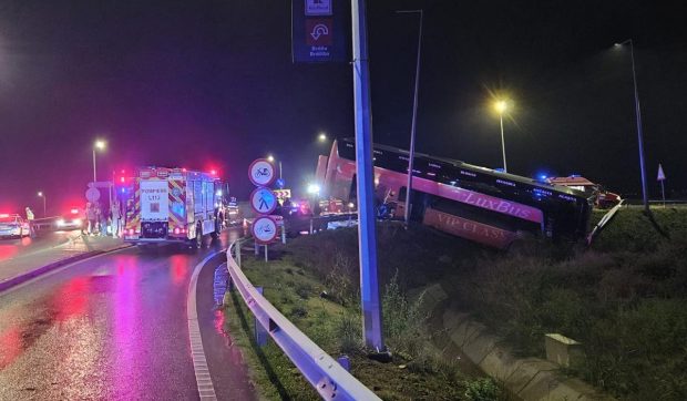 Doi răniți la Brăila după ce un autobuz cu  ucraineni s-a răsturnat într-un șant, pe DN22 B