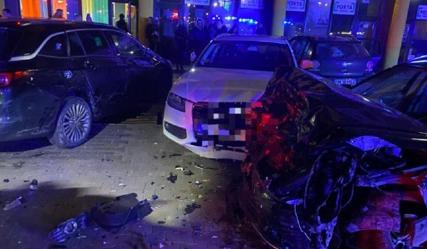 Un șofer a făcut prăpăd azi noapte cu mașina în parcarea unui complex sportiv din Satu Mare