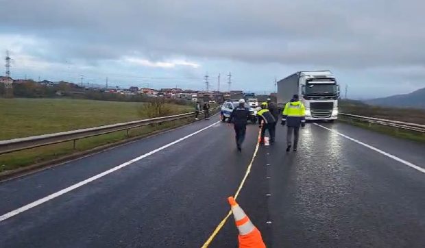 Un șofer de TIR a trecut peste o femeie, lovită de o altă mașină, și apoi a fugit, pe centura din Drobeta-Turnu Severin
