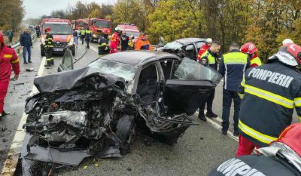 Un șofer s-a jucat pe telefon și a provocat o tragedie lângă Craiova: doi oameni au murit într-un impact frontal