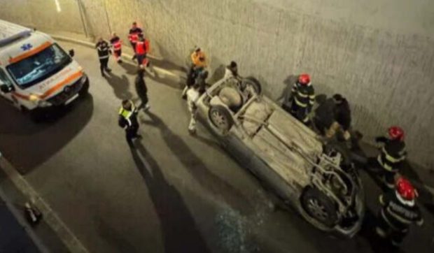 Accident inexplicabil într-un pasaj din Oradea, o mașină a rămas pe spate, cu roțile-n aer