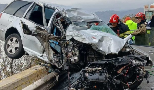 Momentul în care o mașină, în care se află o femeie și doi copii, a intrat în coliziune cu un TIR, pe DN6