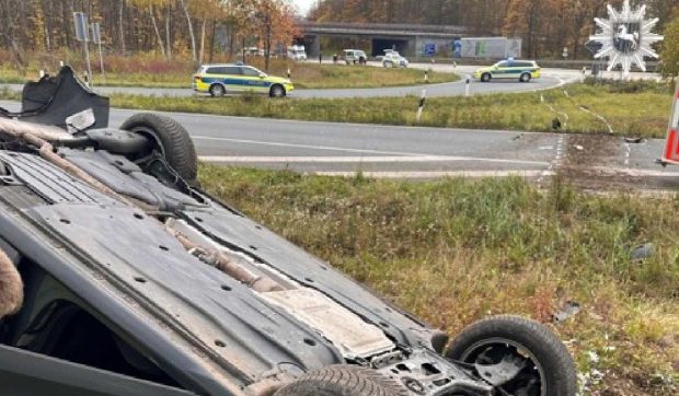 O șoferiță a gonit cu 200 km/h urmărită de poliție și cursa s-a terminat într-un șanț, pe marginea unei autostrăzi din Germania