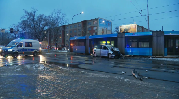 Un bărbat răpit a murit în portbagajul unui Volkswagen care s-a izbit de un tramvai, în timp ce era urmărit de polițiști, în Polonia