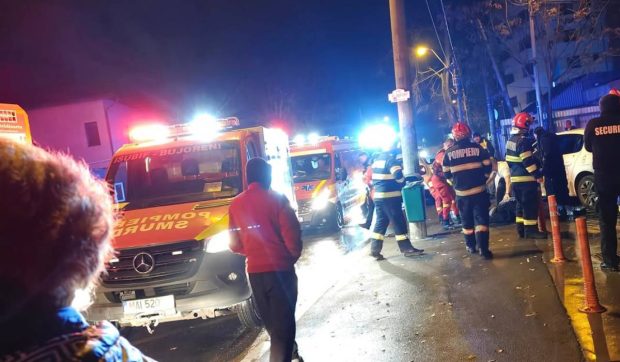 Patru oameni au fost spulberați de o mașină într-un accident pe bulevardul Uverturii din București. Unul dintre șoferi este polițist
