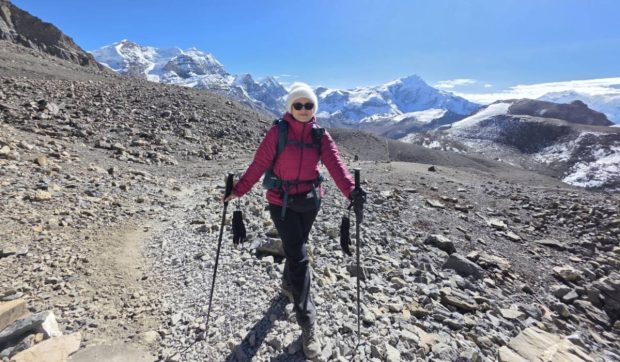 O montaniardă din Galați, învingătoare în lupta cu cancerul, a urcat până la cer, în Himalaya: „Frica e mai distructivă decât boala”