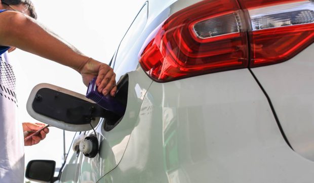 Un benzinar a spus adevărul despre aditivul din carburanți: „Inutil, îl punem pentru că oamenii cred că e bun”