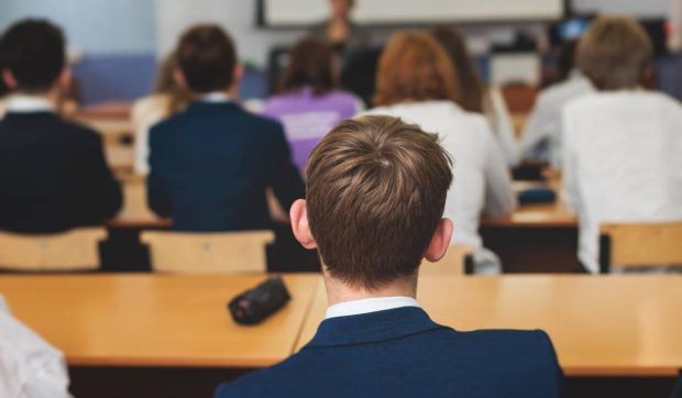 Examenul de admitere pentru care o țară întreagă face liniște: 9 ore în care nici măcar avioanele nu mai zboară
