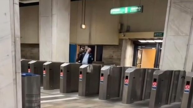 Un agent de pază din stația de metrou Piața Unirii 2 a fost lovit violent în față de un alt bărbat după ce s-au certat | VIDEO
